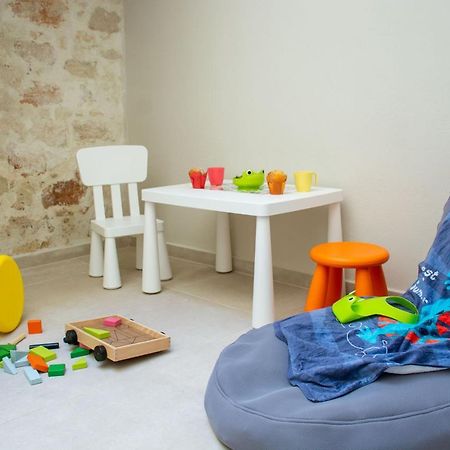 V77 Seafront Suites Rethymno Esterno foto