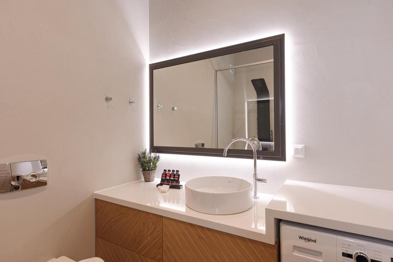V77 Seafront Suites Rethymno Esterno foto