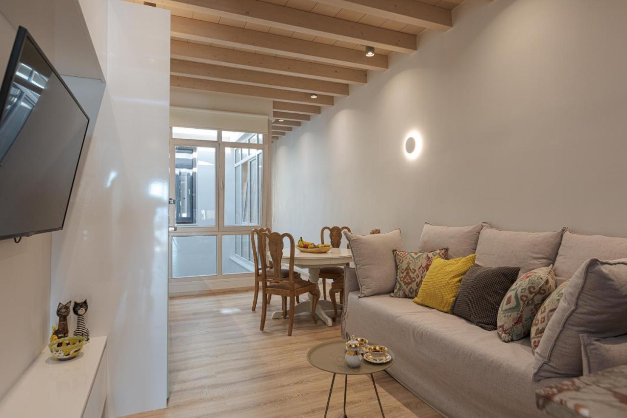 V77 Seafront Suites Rethymno Esterno foto