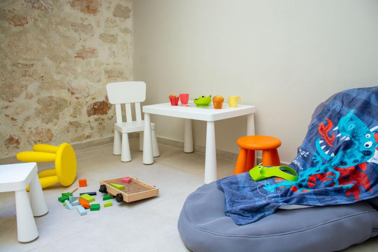V77 Seafront Suites Rethymno Esterno foto