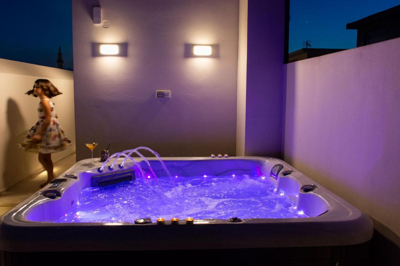 V77 Seafront Suites Rethymno Esterno foto